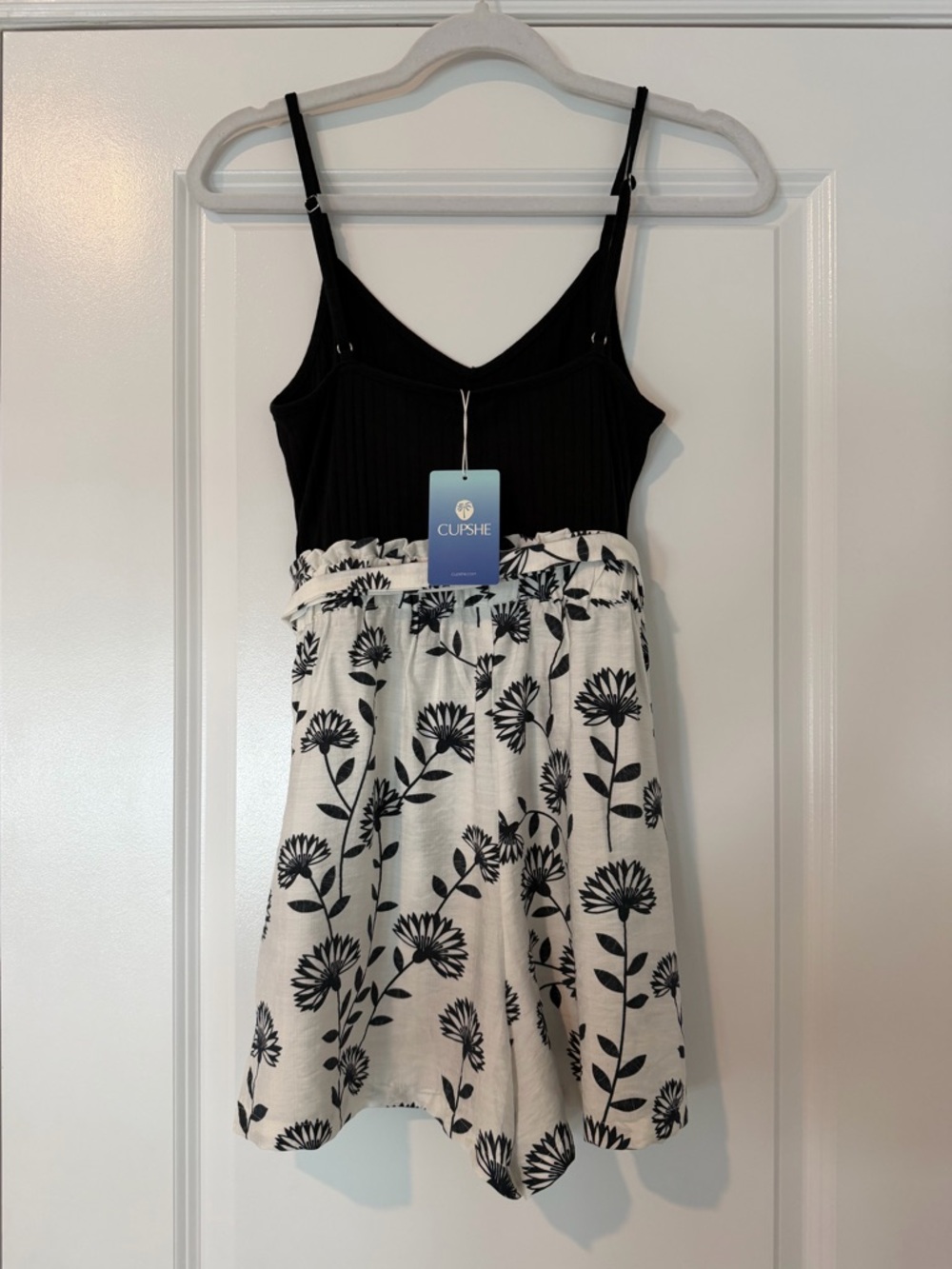 Cupshe Black Ribbed V‑Neck Romper with White Floral Shorts- SMALL, BRAND NEW - Picture 7 of 8
